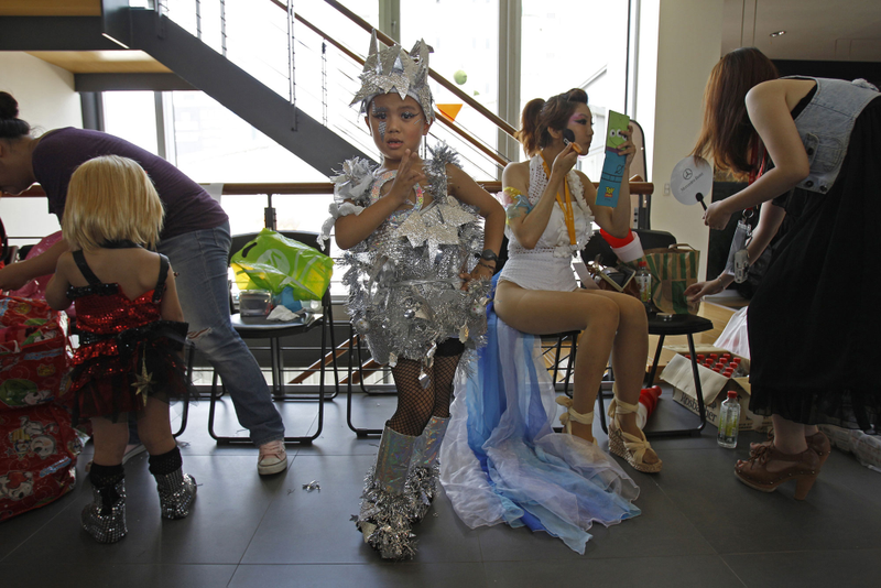 Illustration for article titled An entire Taiwanese city does Lady Gaga cosplay for "Lady Gaga Day"